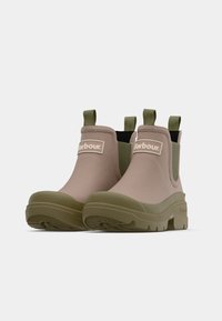 Ροζ λαστιχένιες μποτάκια αστραγάλου με πράσινες λεπτομέρειες, ελα στικά πλαϊνά πάνελ και θηλιές για εύκολη φορεσιά. Υφή στη χοντρή σόλα για καλύτερη πρόσφυση. Λογότυπο Barbour.