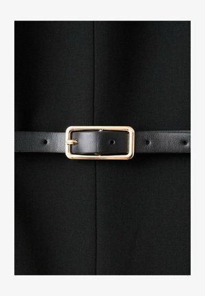 Sort læderbælte med en guldramme-buckle fastgjort omkring en sort tekstureret stofbaggrund.