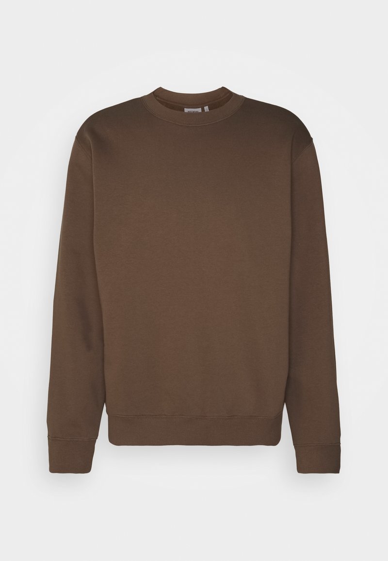 Brun sweatshirt tillverkad av mjukt tyg, med rund hals, långa ärmar och ribbade muddar och nederkant, med en slät yta.