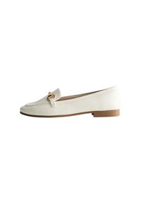 Mocassino bianco in pelle con punta rotonda, tacco in legno piatto e dettaglio decorativo in oro sulla tomaia. Design semplice e minimalista.