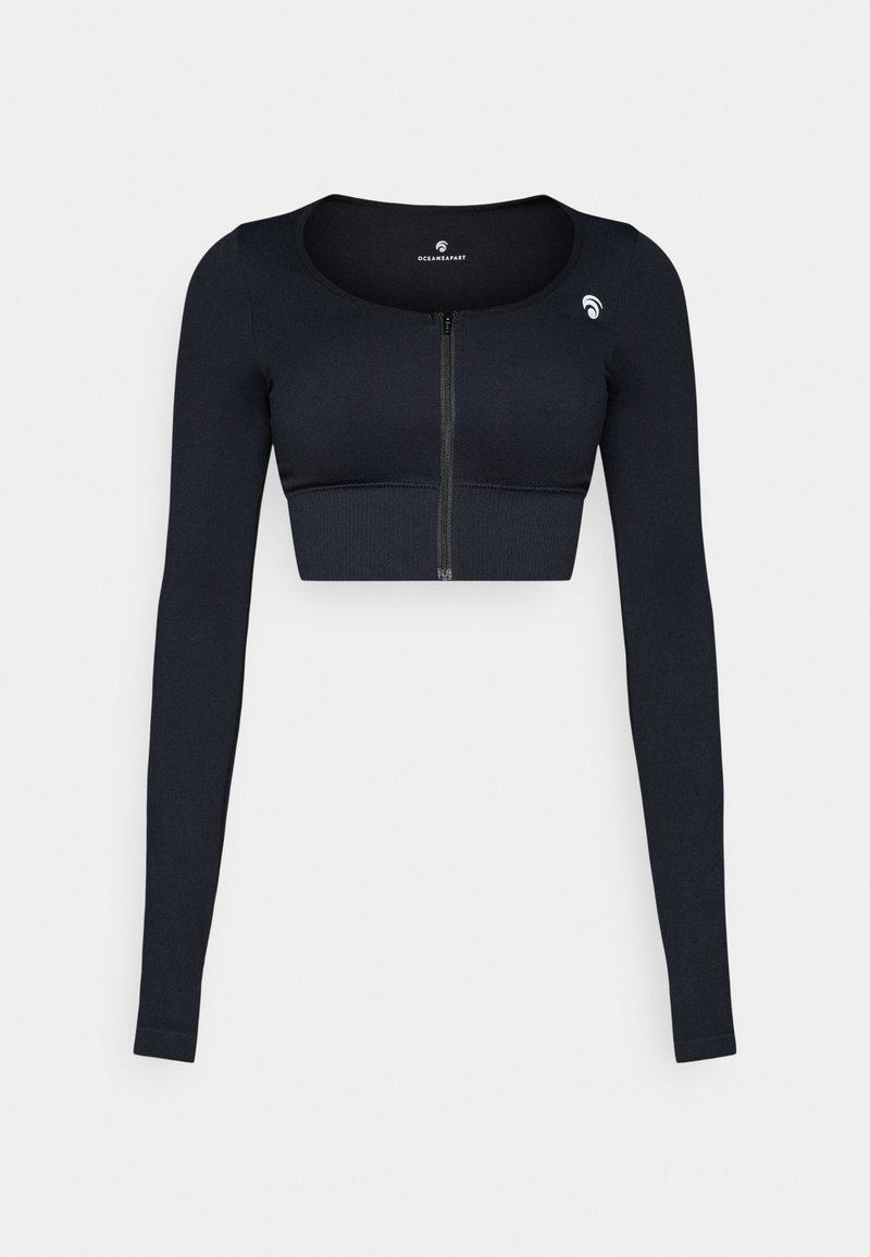 Czarny crop top z długim rękawem, okrągłym dekoltem i zamkiem błyskawicznym z przodu. Materiał wydaje się gładki i elastyczny, z logo na lewym ramieniu.