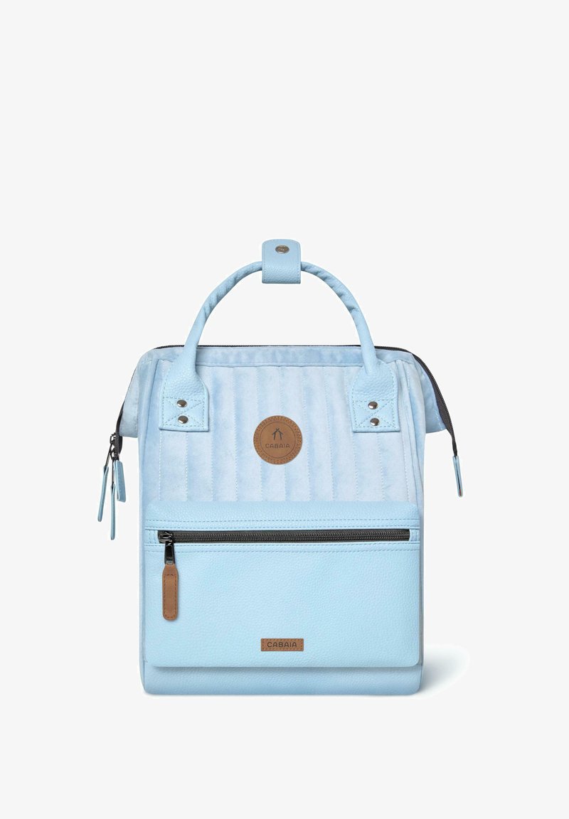 Hellblaue Rucksack mit gestepptem Muster, Lederakzenten und einer vorderen Reißverschlusstasche. Verfügt über zwei Tragegriffe und ein rundes Markenlogo.