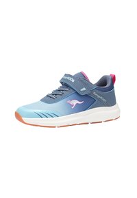 Blauer und hellblauer Sportschuh mit einem Netzobermaterial, pinken Akzenten, Klettverschluss und einer weißen Sohle, ausgestattet mit einer Gummilaufsohle für besseren Grip.