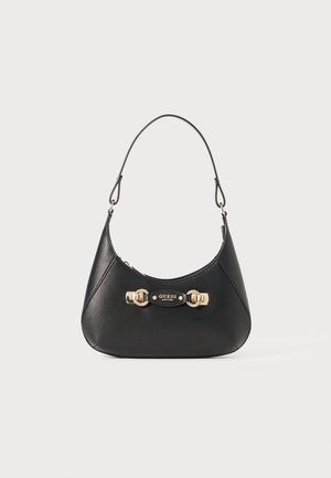 Bolsa de mão em pele preta com uma silhueta curvada, apresentando uma pega superior, acessórios em tom dourado e uma placa com o logótipo na frente. Textura suave.