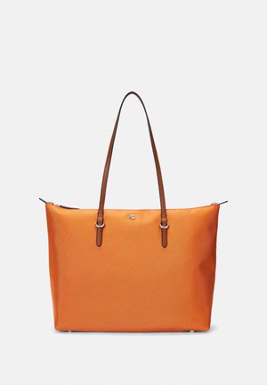 Sac cabas rectangulaire orange avec des anses en cuir marron et un petit logo argenté au centre devant.