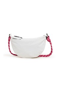 Witte stoffen schoudertas met een ronde vorm, voorzien van een dikke roze en witte geruite schouderband, ritssluiting en minimalistisch ontwerp.