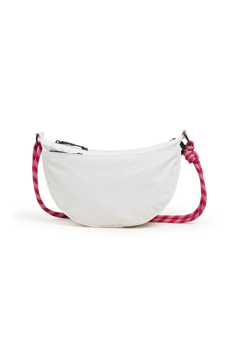 Witte stoffen schoudertas met een ronde vorm, voorzien van een dikke roze en witte geruite schouderband, ritssluiting en minimalistisch ontwerp.