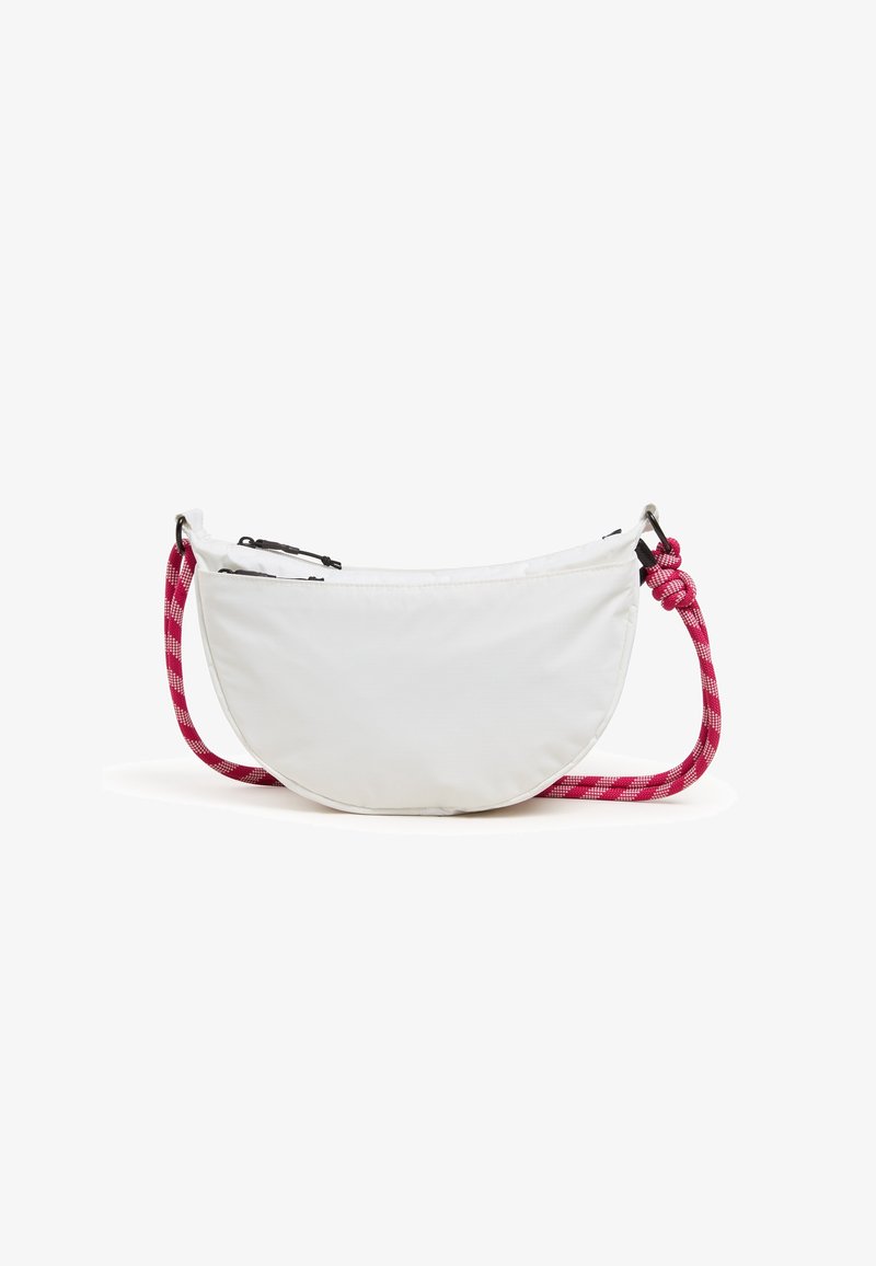 Witte stoffen schoudertas met een ronde vorm, voorzien van een dikke roze en witte geruite schouderband, ritssluiting en minimalistisch ontwerp.