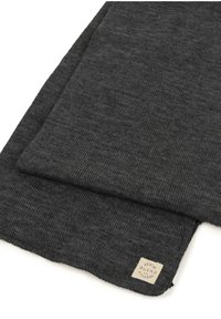 Tumši pelēks ribots šalle no mīksta materiāla, ar mazu etiķeti "DENIM BLEND" zīmola uzrakstu pievienotu vienā malā.