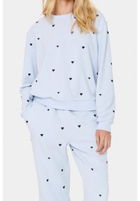 Set di felpa e pantaloni jogger blu chiaro realizzato in tessuto morbido, decorato con piccoli motivi a cuore neri, caratterizzato da una vestibilità rilassata e polsini a coste.