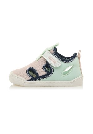 Scarpa colorata per bambini realizzata con materiali in rete e tessuto. Il design include motivi ritagliati, una fascia regolabile e una suola in gomma.