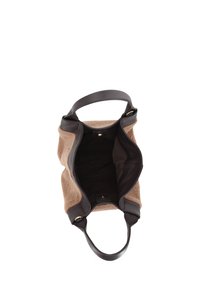 Sac en toile en cuir marron et tissu beige pelucheux, à ouverture supérieure, avec un intérieur sombre spacieux et des poignées robustes pour un transport facile.