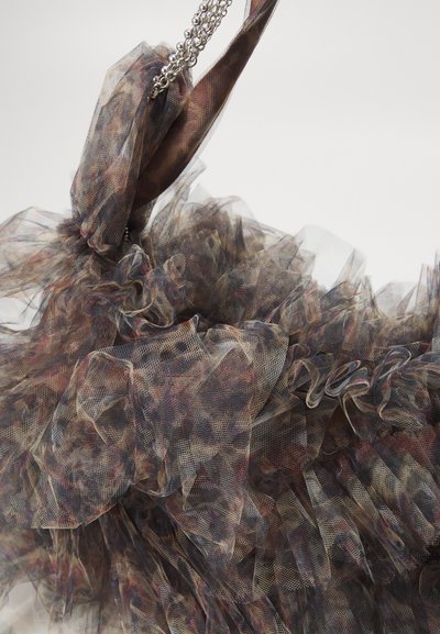 Le sac à main en tulle présente un design froncé en brun transparent avec des accents multicolores. Il comprend une bandoulière en chaîne argentée pour le porter.