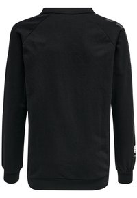 Svart sweatshirt med långa ärmar och ribbade muddar, med en slät yta och en logotyp tryckt längs vänster ärm.