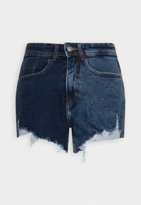 Džínové kraťasy s roztrhaným lemem, s tmavým pruhem na jedné straně a světlejším pruhem na straně druhé, s designem pěti kapes a kovovým knoflíkem.