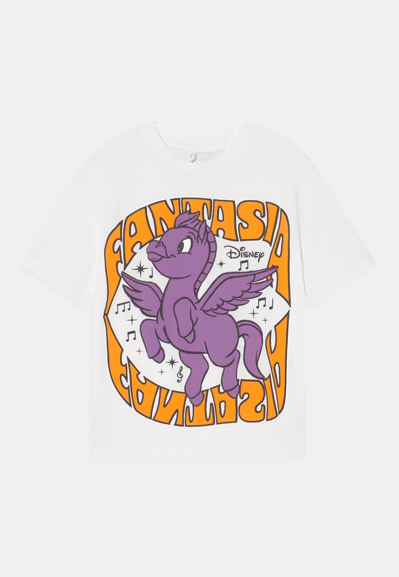 Bílý tričko s fialovým kresleným koněm s křídly, na kterém je oranžový nápis "FANTASIA" a černé hudební noty kolem, logo Disney zahrnuto.