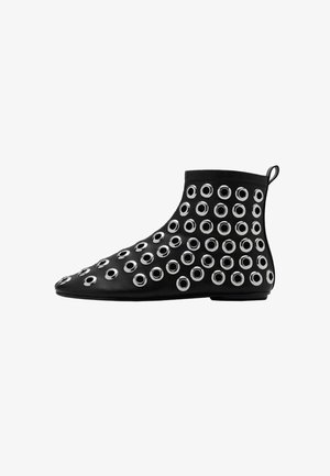 Botine negre până la gleznă, cu o textură netedă, prezentând mai multe gromete argintii dispuse într-un model. Vârf rotund și talpă plată.