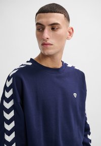 Hummel LOOSE FIT - Felpa - peacoat