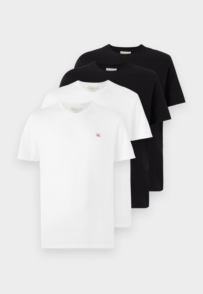 Deux t-shirts blancs et deux noirs à col rond, disposés en couleurs alternées, le t-shirt blanc devant a un petit logo rouge et noir sur la poitrine.