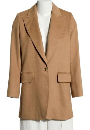 Kamel-farbener Ein-Knopf-Blazer mit Revers und Pattentaschen, dargestellt an einem weißen Schaufenster-Torso.