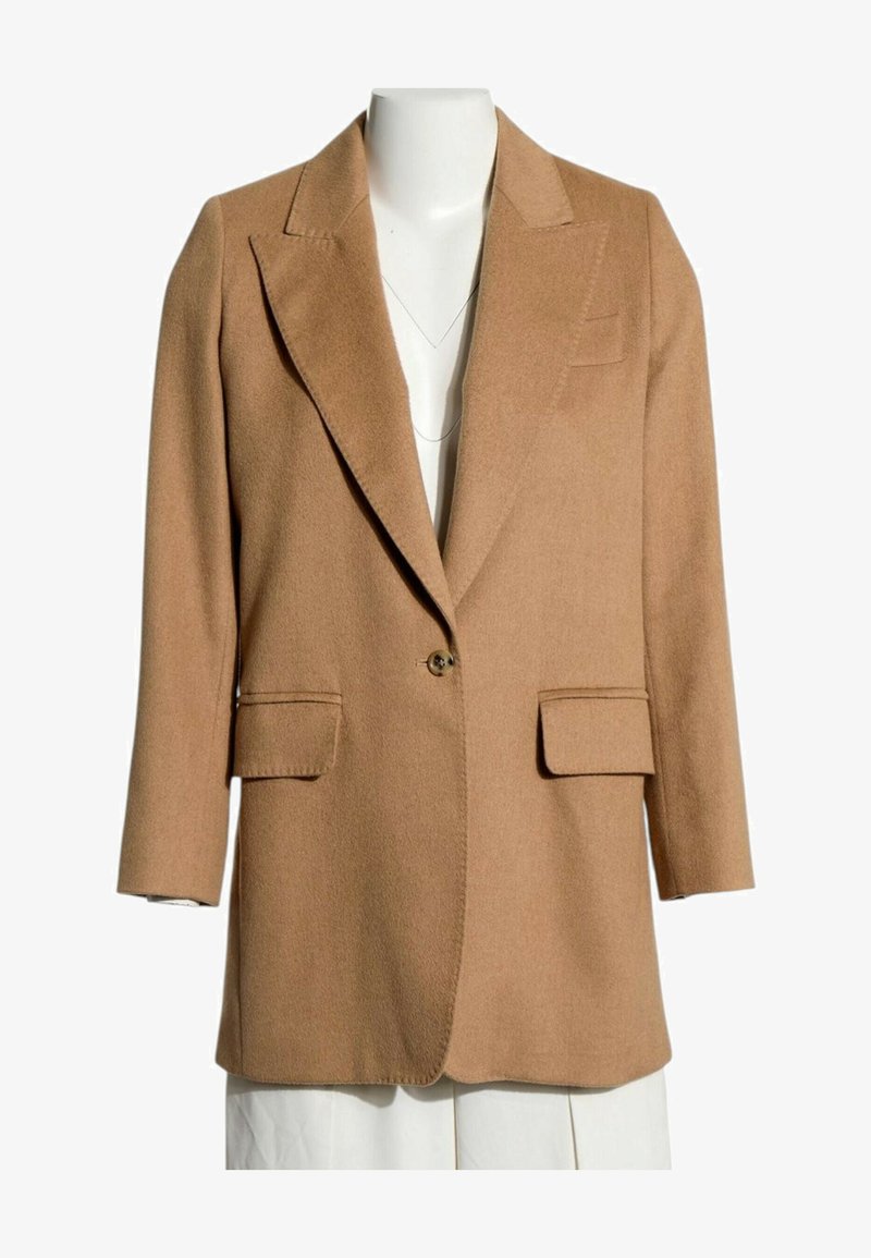 Blazer couleur camel à un bouton avec revers en encoche et poches à rabat, exposé sur un buste de mannequin blanc.