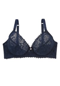 Soutien-gorge en dentelle marine avec des coques à armatures, des bords festonnés et des bretelles ajustables. Présente des motifs floraux et un petit accent métallique au centre.