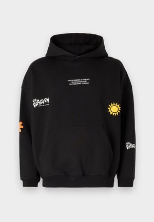 Schwarzer Kapuzenpullover mit Fronttasche, weißem Schriftzug "On Vacation" und "Stolzes Mitglied des Intl. On Vacation Clubs", plus gelbe Sonne und orange Blumen-Grafiken.