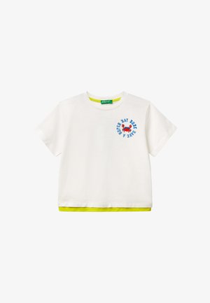 Camiseta blanca de algodón con cuello redondo y mangas cortas, con un gráfico de cangrejo en azul y rojo y el texto "SUPER DAY DUDE". Acento de dobladillo amarillo brillante.