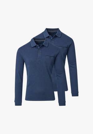 Zwei marineblaue Langarm-Poloshirts mit geknöpften Kragen und einer einzelnen geknöpften Brusttasche auf einem weißen Hintergrund präsentiert.