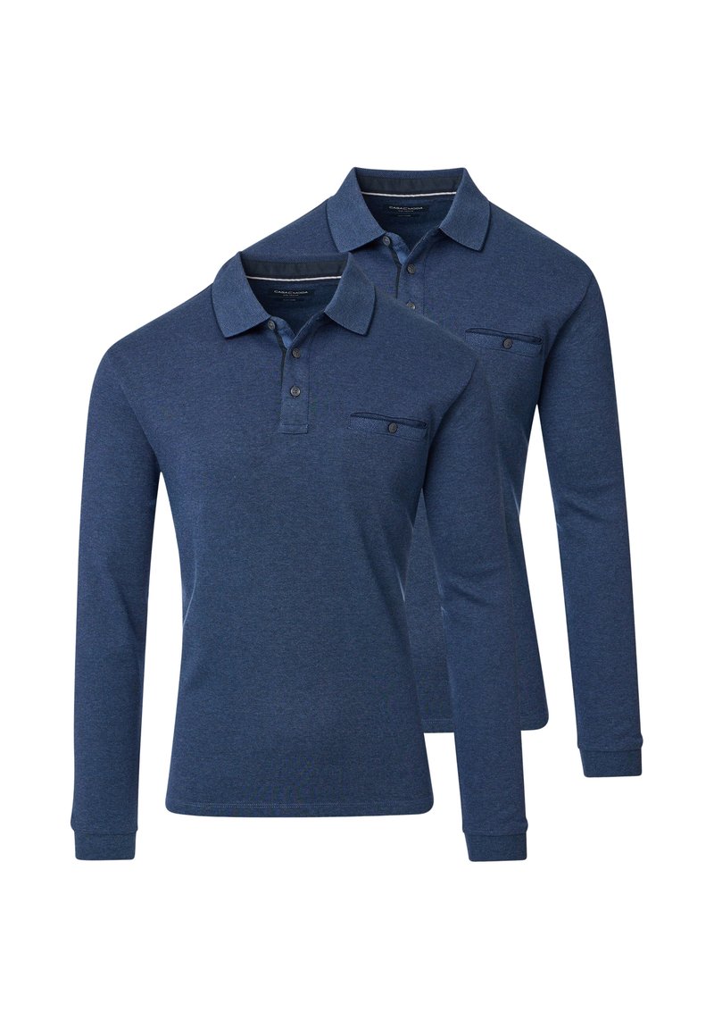 Zwei marineblaue Langarm-Poloshirts mit geknöpften Kragen und einer einzelnen geknöpften Brusttasche auf einem weißen Hintergrund präsentiert.