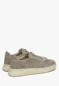 Beige suède sneakers met een textuurafwerking, ronde neus en een gerecycled rubberen zool met patroon. Voorzien van vetersluiting aan de voorkant en subtiele perforaties aan de zijkant.