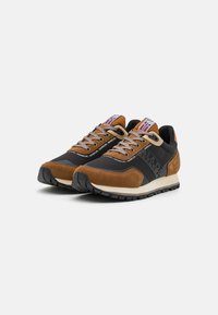 Sneaker con tomaia in mesh nero e suede marrone, dotate di suola in gomma, accenti beige e branding “NAPAPIJRI” sui lati.