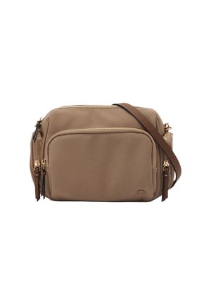 Beige rechthoekige crossbodytas met voorvak met rits, gouden ritsen en verstelbare bruine schouderriem op een witte achtergrond.