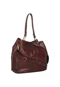 Bolso tote de cuero marrón con superficie texturizada, que presenta acentos con tachuelas y asas dobles, una correa ajustable para llevar en cruz.