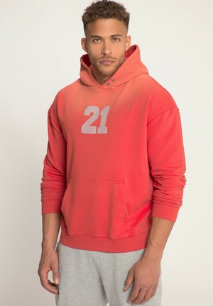 Rød hoodie med en frontlomme og et sølvfarvet nummer '21' på brystet. Har en hætte med snoretræk samt ribbede manchetter og kant.