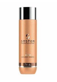 System Professional Solar Haar- und Körpershampoo in einer schlanken, orangefarbenen Flasche mit einem silbernen Deckel. Hervorstechendes, schwarzes Logo und Produktdetails.