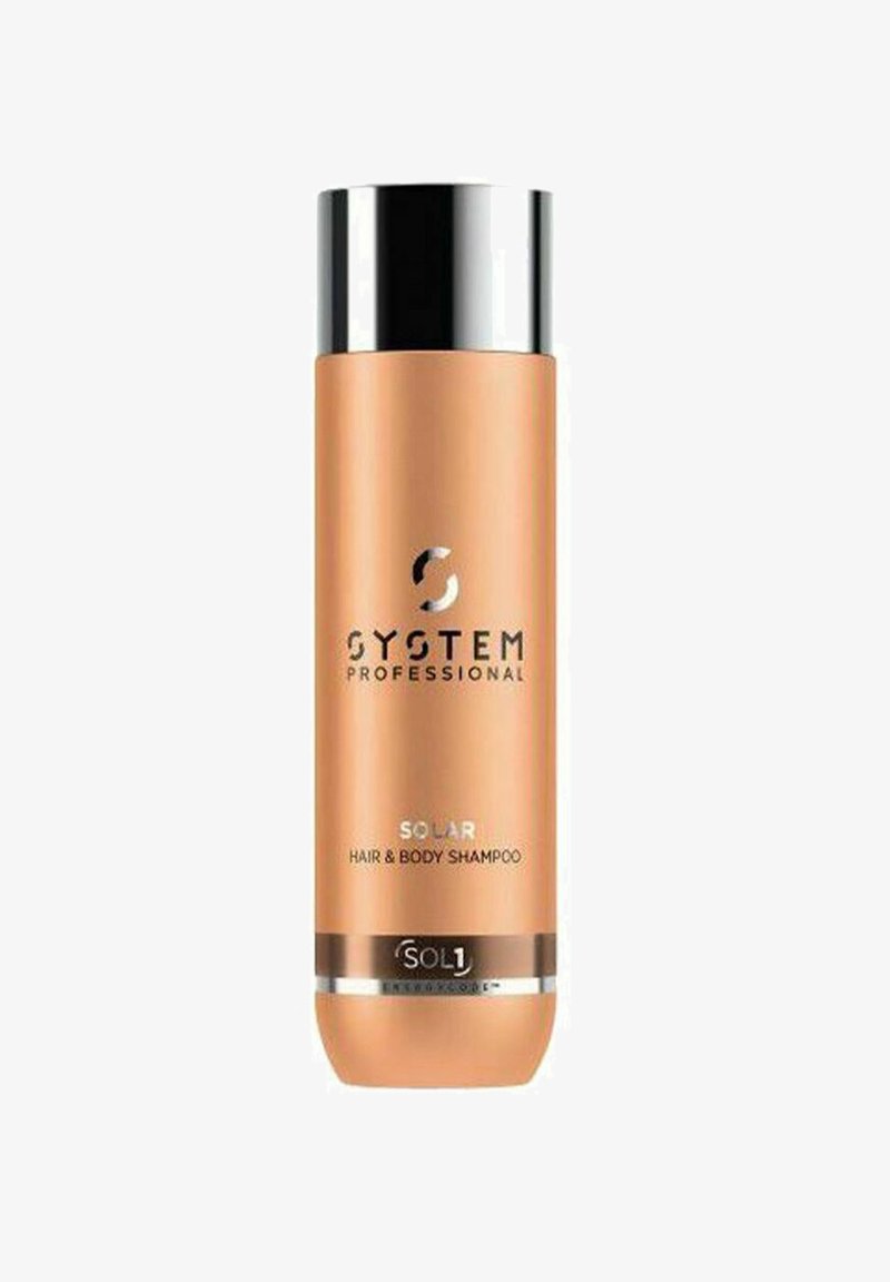 System Professional Solar Haar- und Körpershampoo in einer schlanken, orangefarbenen Flasche mit einem silbernen Deckel. Hervorstechendes, schwarzes Logo und Produktdetails.