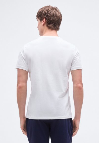 T-shirt branca de manga curta exibida de costas, com decote arredondado e tecido leve e suave. Design simples.