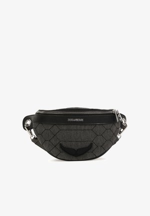 Sac à épaule noir et gris avec un motif hexagonal, des accents en cuir, une fermeture éclair argentée et un détail de logo en haut. Design compact et arrondi.