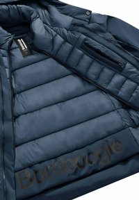 Giubbotto imbottito blu navy con sezioni trapuntate e una fodera interna liscia. Una tasca con zip e il logo "Bomboogie" in nero sono visibili.