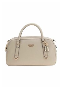 Sac à main en cuir beige avec deux poignées supérieures, fermeture éclair et garnitures en métal doré. Comprend un détail de logo et des accents de pendentif amovibles.