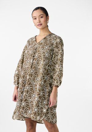 Robe à col en V en marron olive présentant un motif de dentelle florale blanche. Tissu doux avec des manches bouffantes, design mi-long et coupe décontractée.