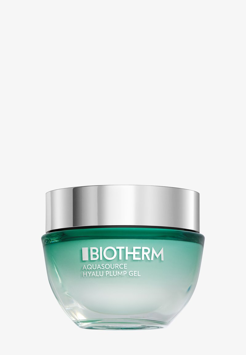Barattolo in vetro verde e trasparente di Biotherm Aquasource Hyalu Plump Gel con coperchio argento, al centro su sfondo bianco.