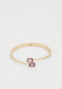 Arany bangle karkötő, amely két téglalap alakú, lila drágakővel díszített. Simára polírozott felület, letisztult dizájn. Egyedi kettős kő részlet.