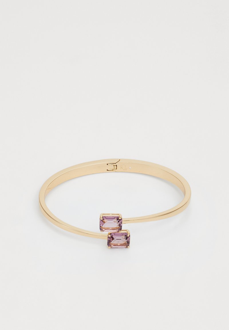 Arany bangle karkötő, amely két téglalap alakú, lila drágakővel díszített. Simára polírozott felület, letisztult dizájn. Egyedi kettős kő részlet.