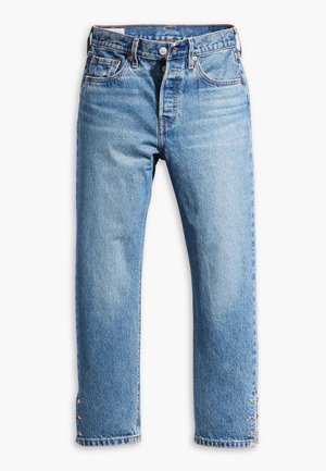 Jeans en denim bleu clair avec coupe droite, cinq poches et fermeture à bouton. Présente des coutures contrastantes et des accents dorés décoratifs aux ourlets.