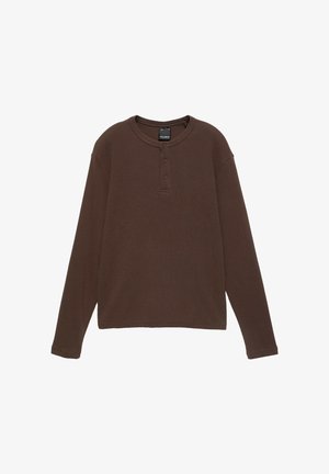 PULL&BEAR, HENLEY WAFFLE-KNIT LONG SLEEVE - T-SHIRT - T-shirt à manches longues - brown