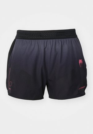 Schwarze Sportshorts mit einem allmählichen Farbverlauf zu Dunkelgrau, ausgestattet mit einem Mesh-Dehnbund, roten Akzenten und dezenten Mustern auf dem Stoff.