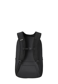 Mochila negra con correas de hombro acolchadas, correa de esternón ajustable, tejido suave y un diseño optimizado y minimalista.