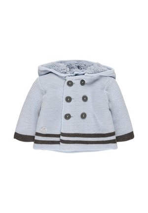 Manteau tricoté bleu clair avec une capuche doublée de fourrure, des boutons croisés et des rayures marron foncé à l'ourlet et aux manches. Texture douce.